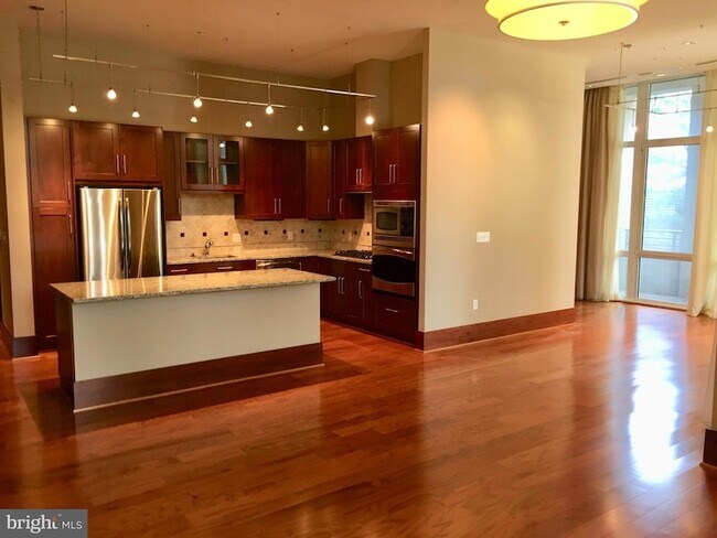 Building Photo - 8220 Crestwood Heights Dr