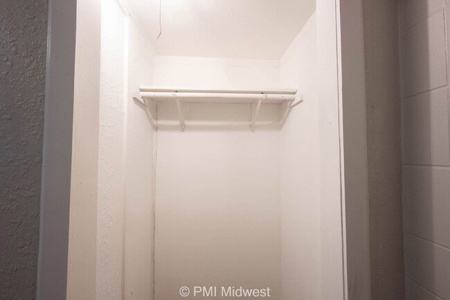 Building Photo - "Cozy 1-Bedroom Oasis in Greenfield – Perf...