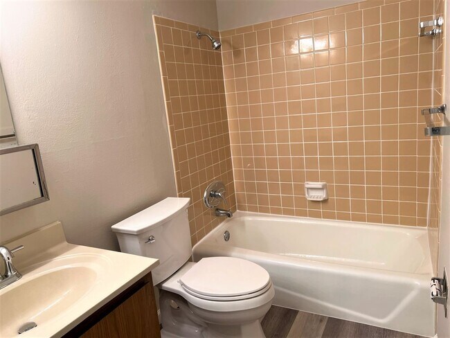 Building Photo - Updated 2 bedroom Townhome - University City