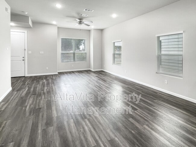 Building Photo - 3213 Chenault St