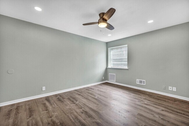 Building Photo - 2808 Skyway Cir