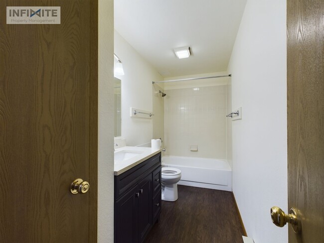 Building Photo - Newly Remodeled Garden View Apartment! Lea...