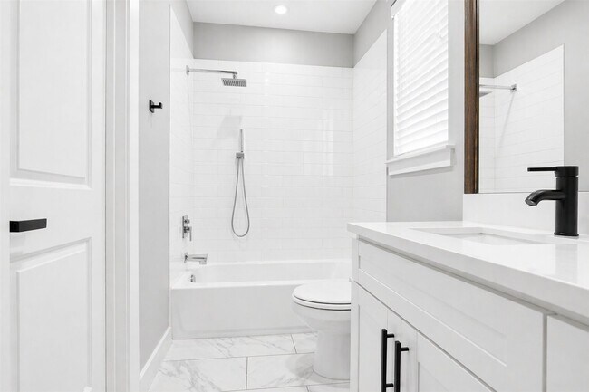 Building Photo - 913 Oak St