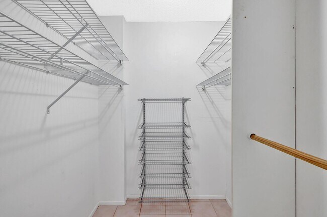 Building Photo - 328 N Ocean Blvd