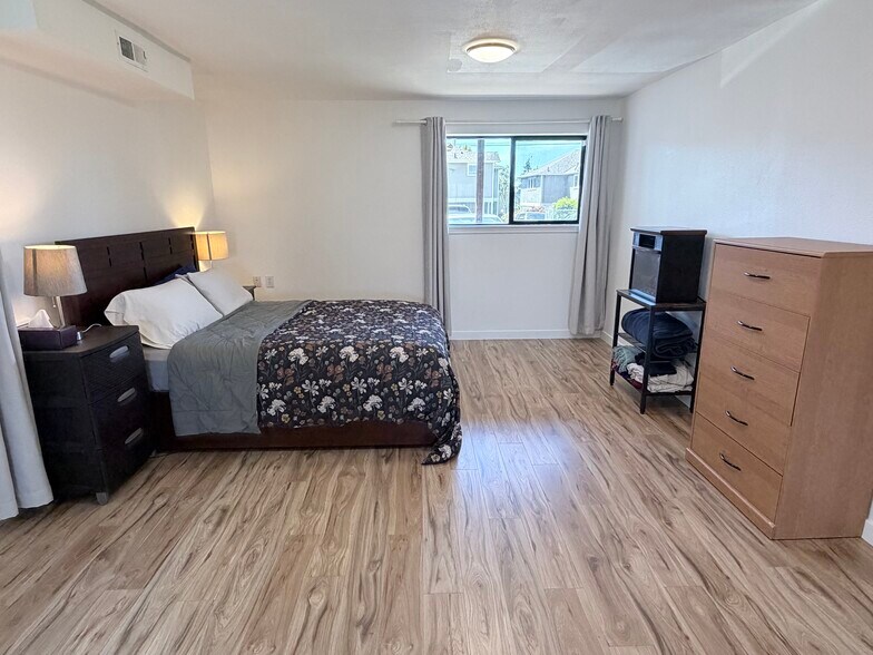 Main Bedroom - 8837 20th Ave SW