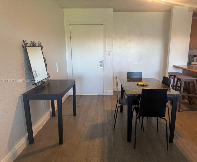 Building Photo - 8897 Fontainebleau Blvd