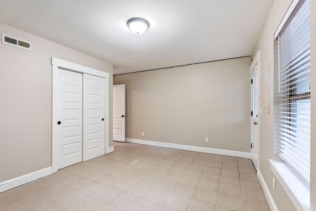 Building Photo - 3BR/2.5 Bath Townhome