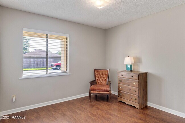 Building Photo - 303 Plaza Village Dr