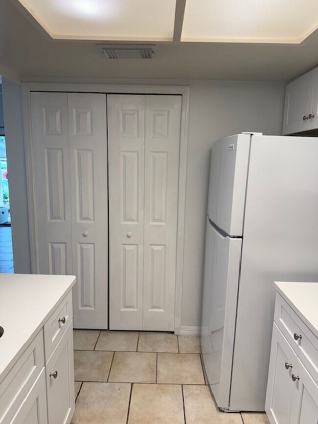 Building Photo - Move In Ready Condo in Woodside Villas