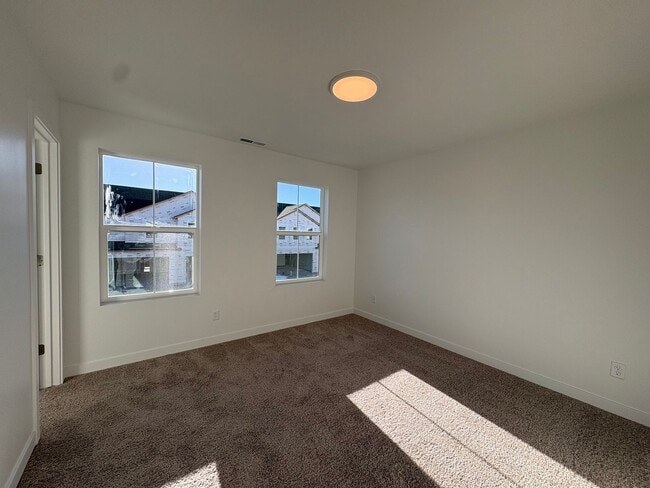 Building Photo - Gorgeous End-Unit Townhome in beautiful Salem!