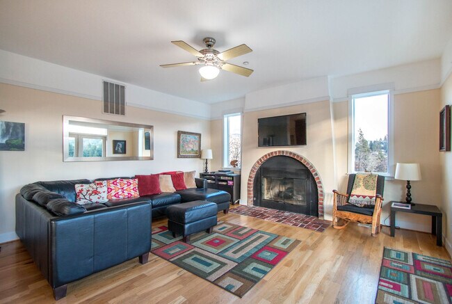 Primary Photo - 115 E Hazel Ave