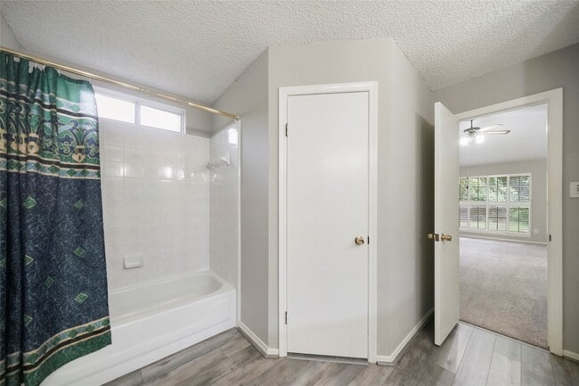 Building Photo - 3134 Village Park Dr