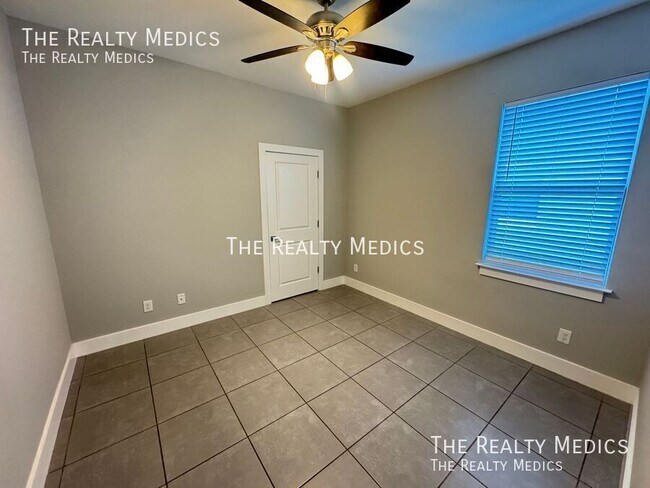 Building Photo - 310 Drum Ct