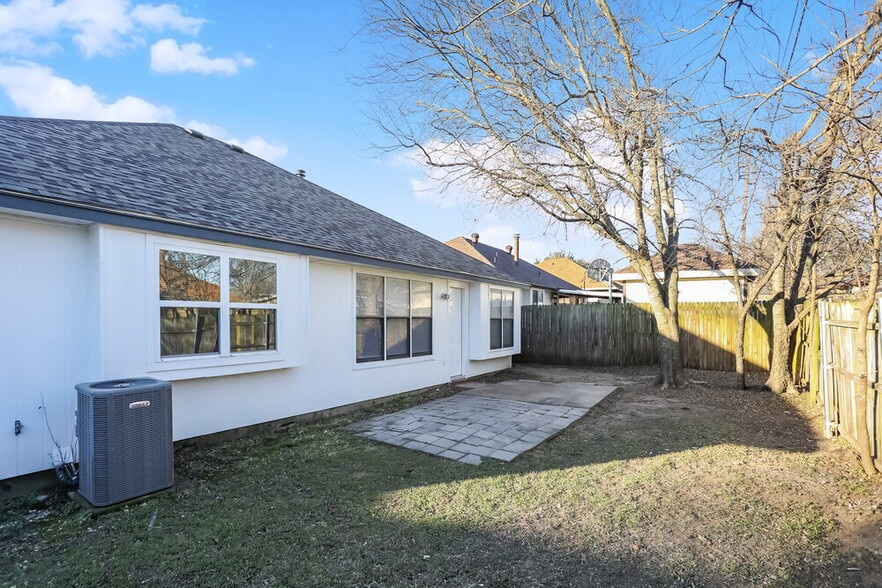 Building Photo - 916 Richards Dr