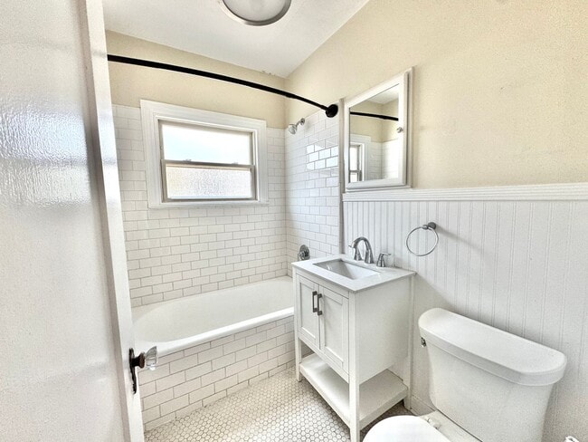Building Photo - Cute North Park Bungalow! 2bd/1ba, 1 car garage, AC, W/D in-unit, fenced yard!