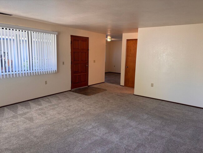 Building Photo - Water & Sewer Paid- 3 Bedroom 1 Bath Duplex