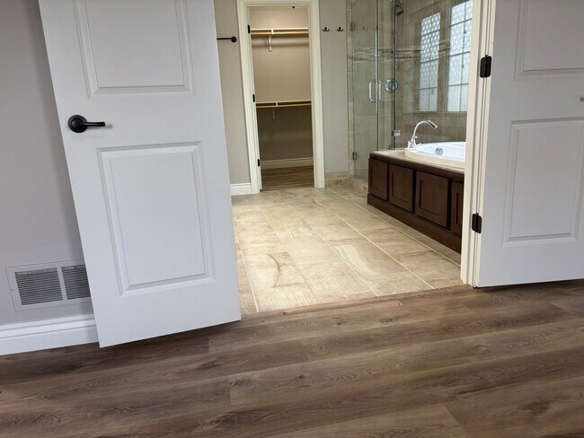 Building Photo - Single Family Home - Available For Rent in Old Hawthorne!