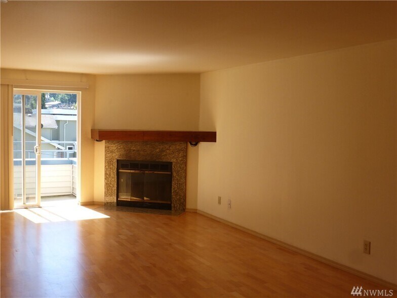 Building Photo - 6970 California Ave SW #B404