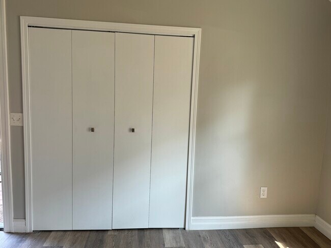 Building Photo - 285 1/2 Walnut St