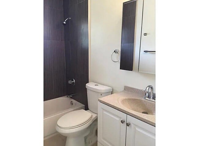 Building Photo - 1290 NE 119th St