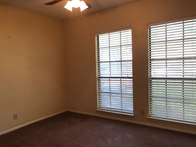 Building Photo - 6726 Country Field Dr