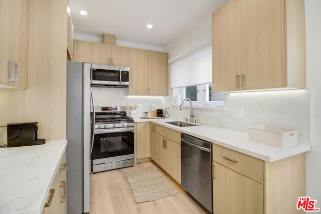 Building Photo - 128 Kings Rd