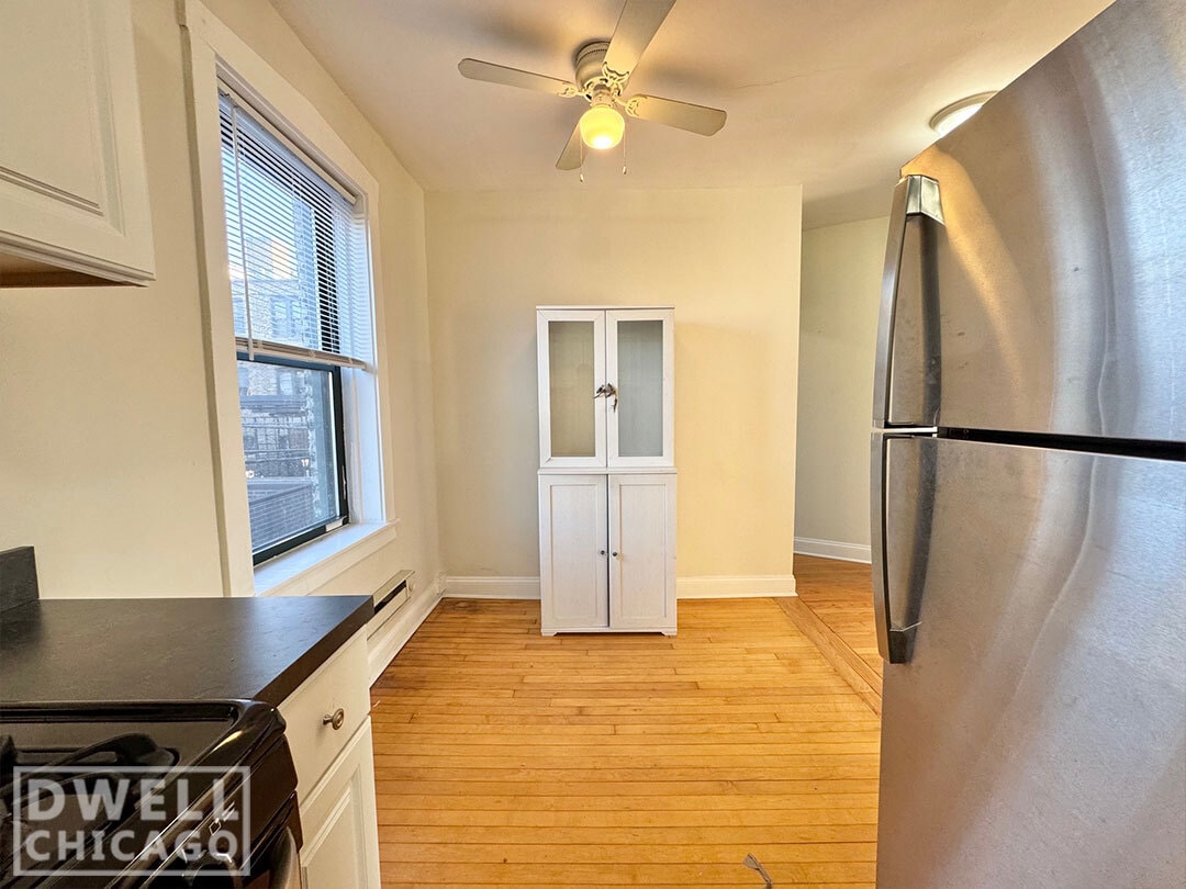 Building Photo - 3825 N Greenview Ave