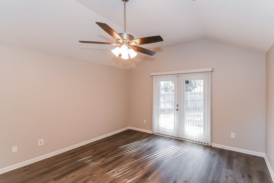Building Photo - 9202 Redtail Dr