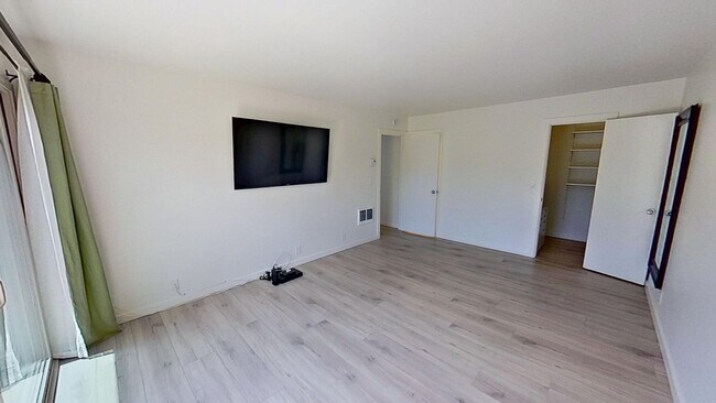 Building Photo - Spacious 3 bed / 2 bath in the More Mesa area