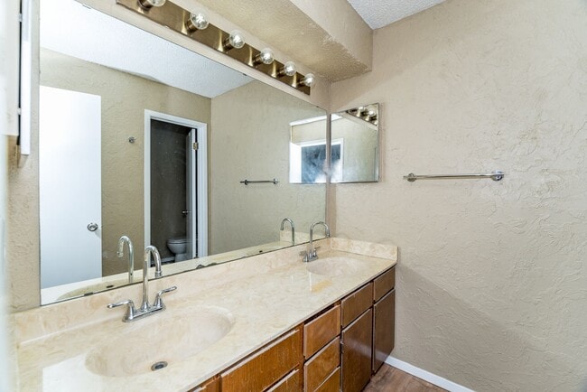Building Photo - 2-BEDROOM TOWNHOME IN ALAMO HEIGHTS