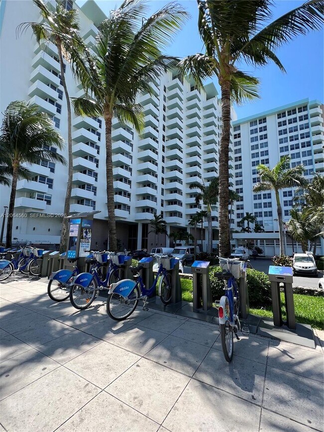 Building Photo - 2899 Collins Ave