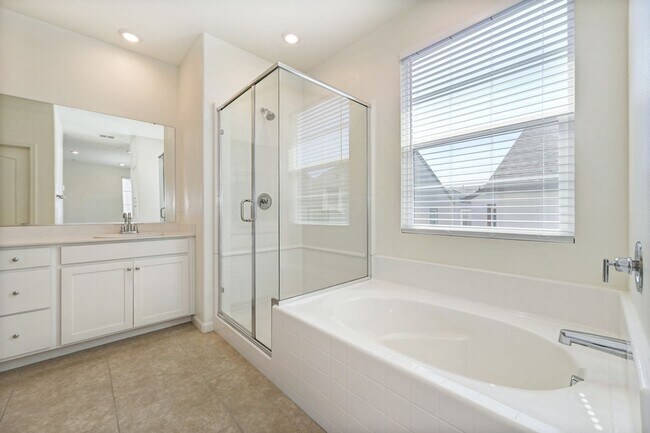 Building Photo - Fully Furnished Mid-term Rental