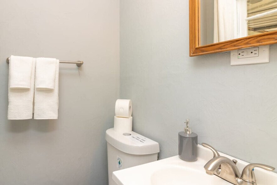 Building Photo - 5617 Ventura Dr