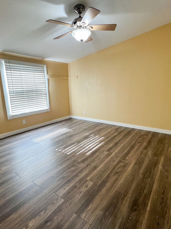 Building Photo - Remodeled 5 Bed | 2 Bath Mobile Home on Ha...