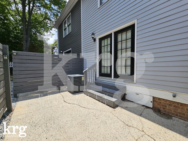 Building Photo - 521 Tate St
