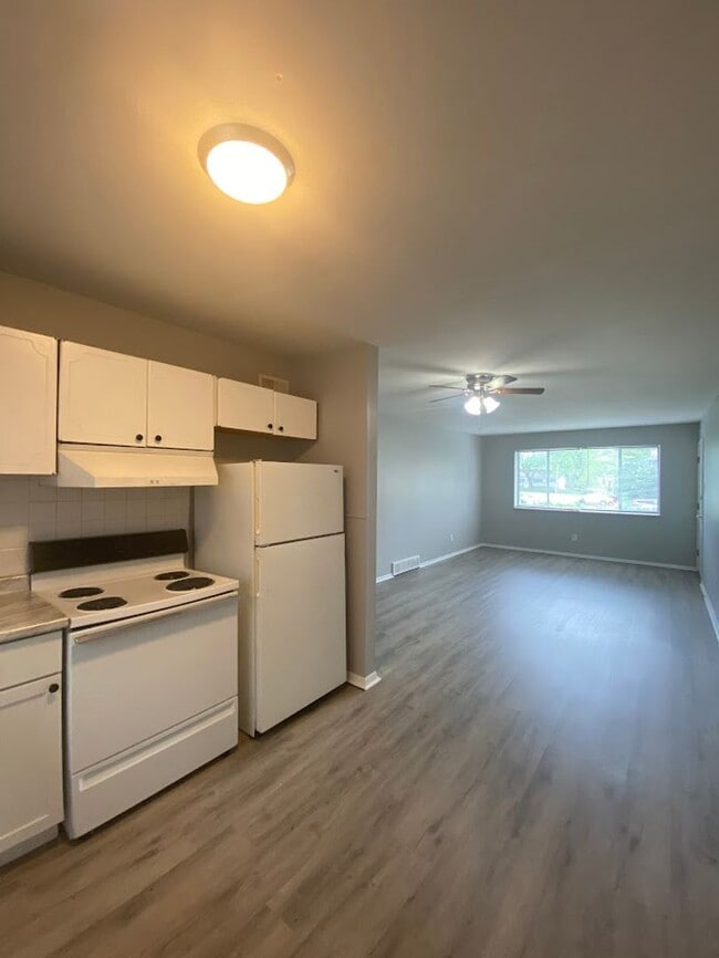 Building Photo - Freshly updated 2-bedroom apartment in Flo...