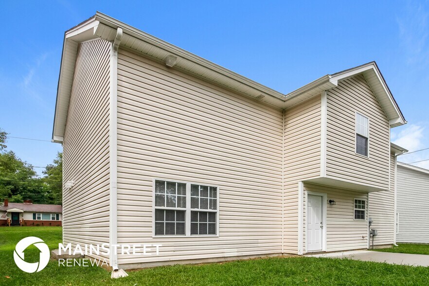 Building Photo - 3921 Springbrook Dr