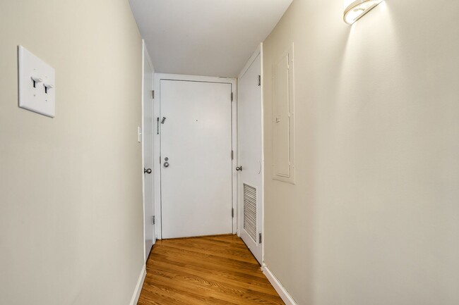 Building Photo - 1 Bedroom Meridian Hill Oasis - Parking Av...