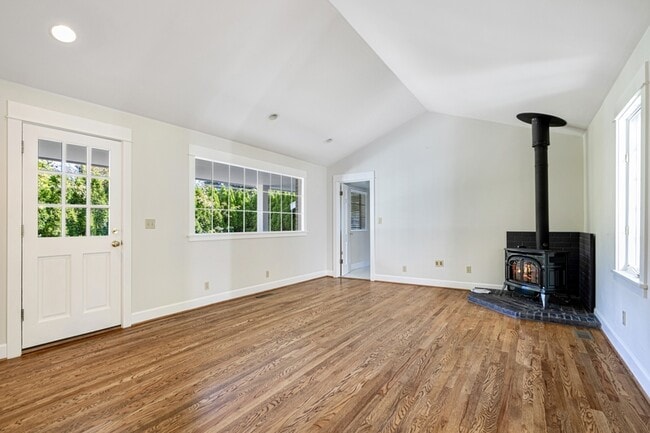 Building Photo - 1601 77th Ave NE
