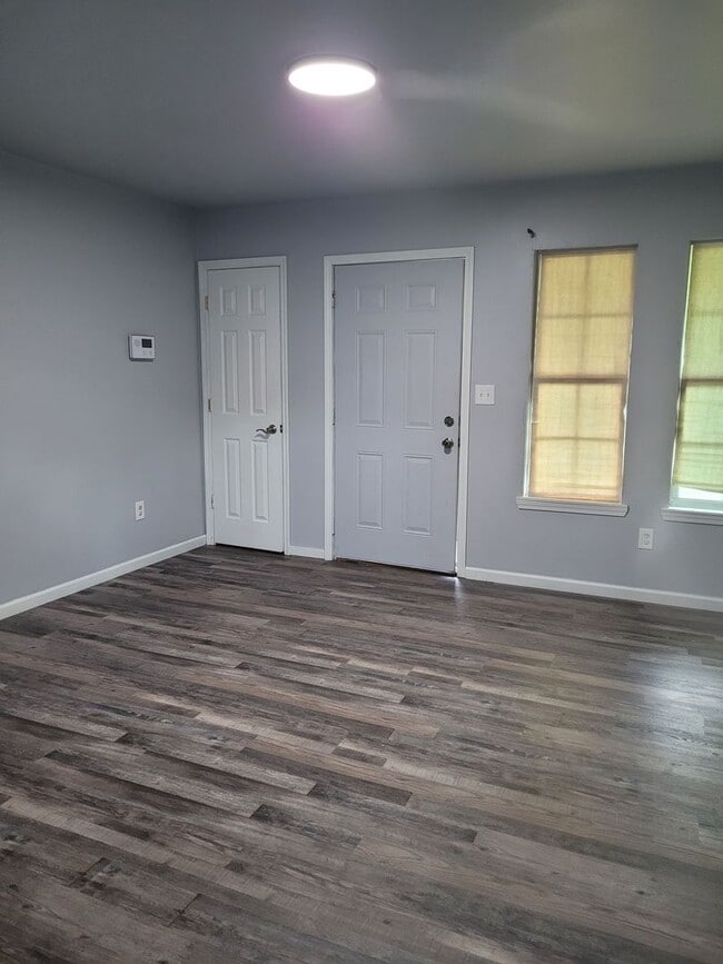 Building Photo - 2 Bedroom 1 Bathroom! Recently Remodeled! ...