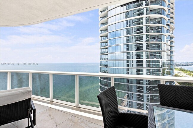 Building Photo - 15811 Collins Ave