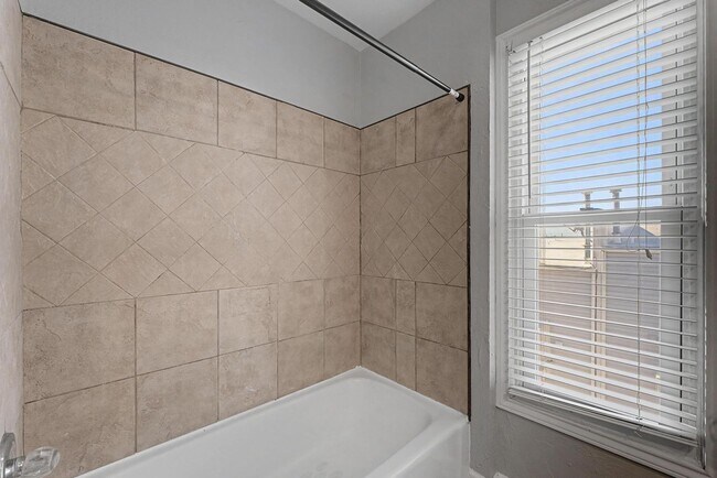 Building Photo - 2 Bed | 2 Bath Condo on Crybaby Hill