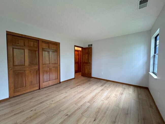 Building Photo - 564 Glenside Ln