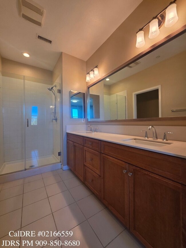 Building Photo - Bellflower 3 Bedroom Townhouse