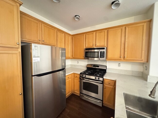 Building Photo - Remodeled Town home in Simi Valley