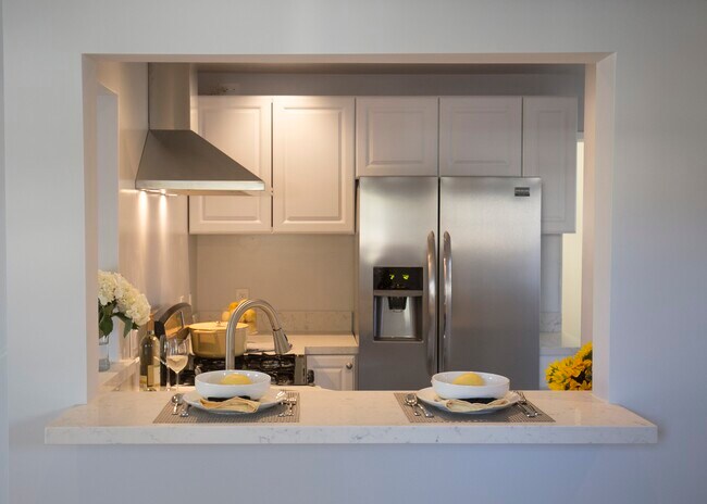 Kitchen - 652 N Marengo Ave