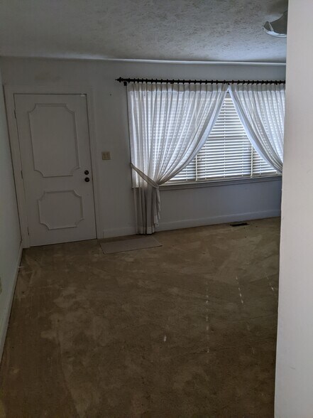 Building Photo - 17020 Morris Dr
