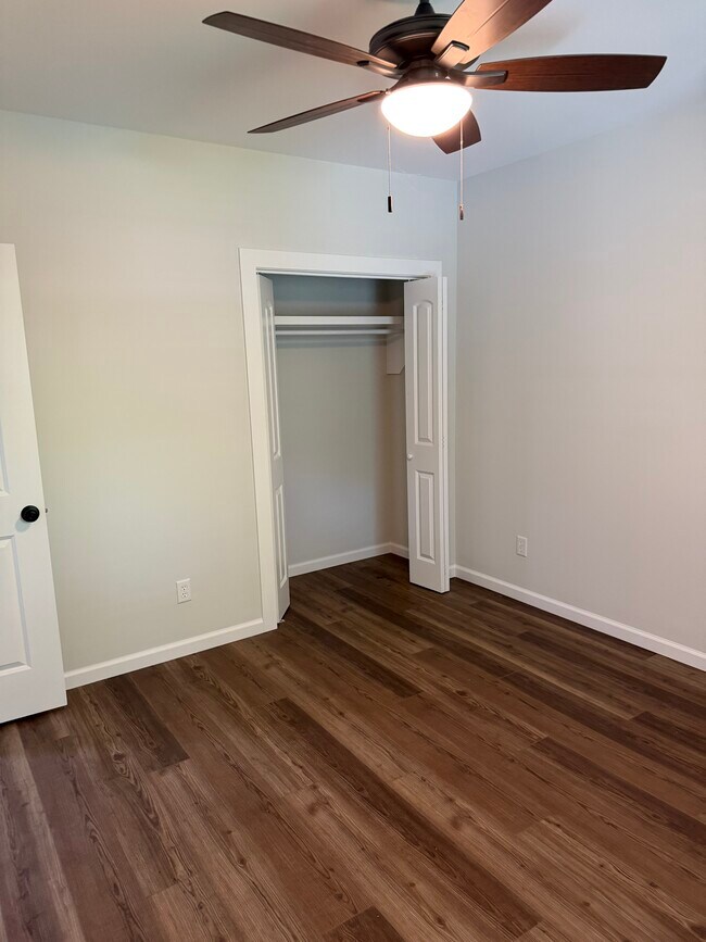 Building Photo - 906 W Victory Dr