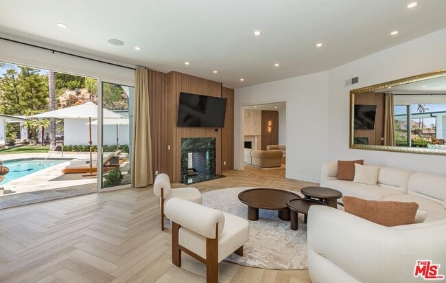 Building Photo - 560 Chalette Dr