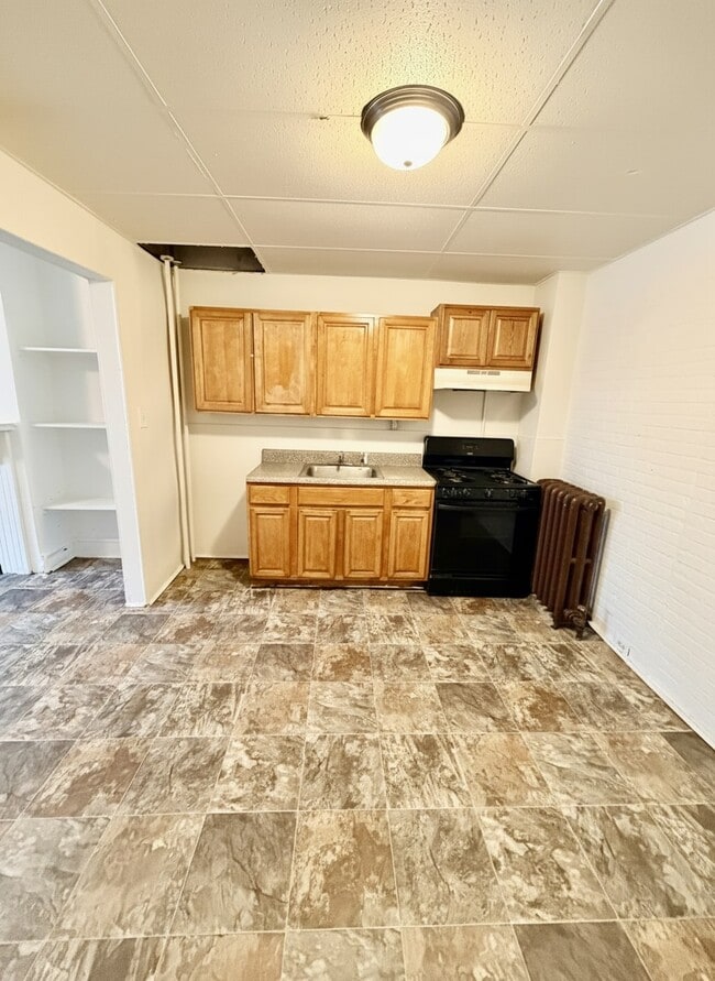 Building Photo - 630 E Thayer St